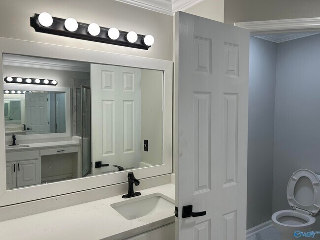 Building Photo - 2012 Fairway Hills Dr