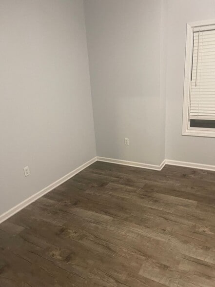 Building Photo - 595 Maple Dr