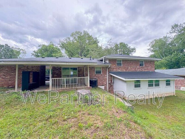 Building Photo - 2223 Shamrock Dr
