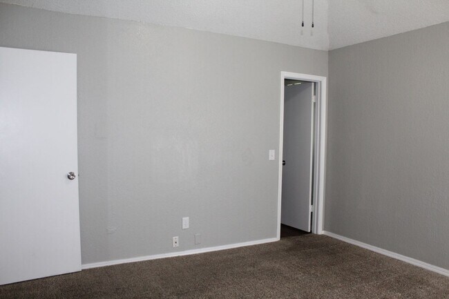 Building Photo - 3 bed 2 bath