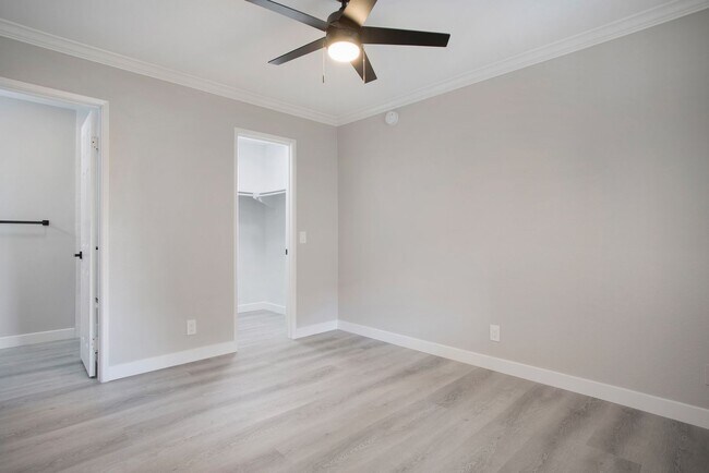 Building Photo - Beautifully Renovated 2 Bedroom 2 Bath Condo