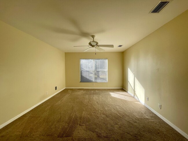 Building Photo - Available Now- 3 bedroom- 2 bath 2 car gar...