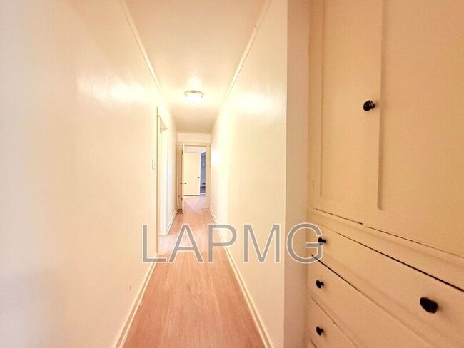 Building Photo - 614-614 N Poinsettia Pl