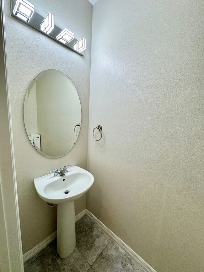 Building Photo - FOR RENT - Beautiful end unit townhouse in Clermont - Waterbrooke