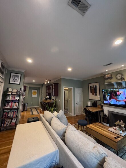 Building Photo - 127 Heath St