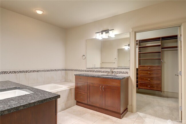 Building Photo - 2Bd/2Ba Kirkland Condo