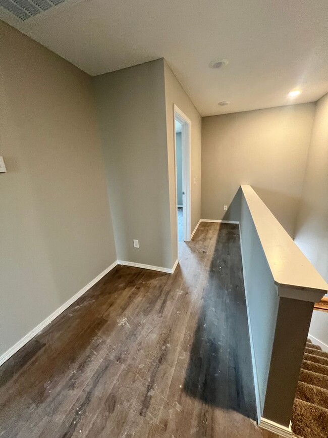 Building Photo - 690 E Garfield St