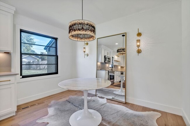 Building Photo - Beautifully furnished short-term rental in...