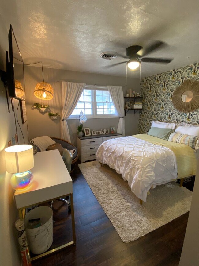 Building Photo - Great 3 Bedroom 2 Bathroom house with Bonu...