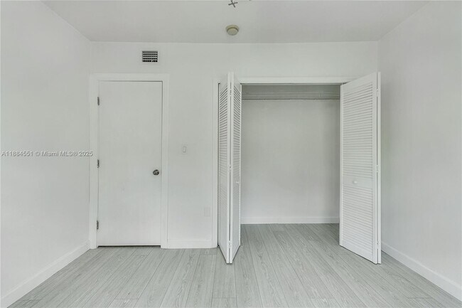 Building Photo - 5900 SW 44th Terrace