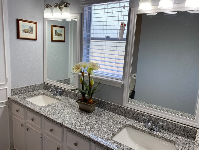 Building Photo - 5013 Wingfoot Ln