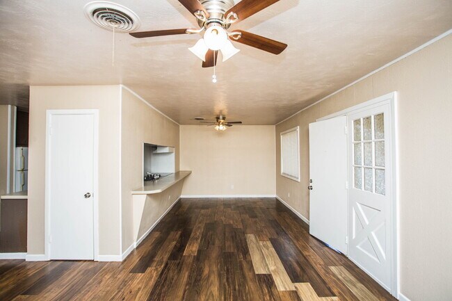 Building Photo - Comfy 2 bed 1 bath home!
