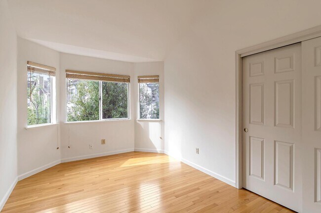 Building Photo - 302 Tadley Ct