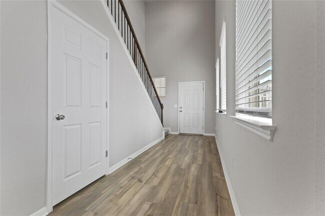 Building Photo - 180 MacArthur Dr