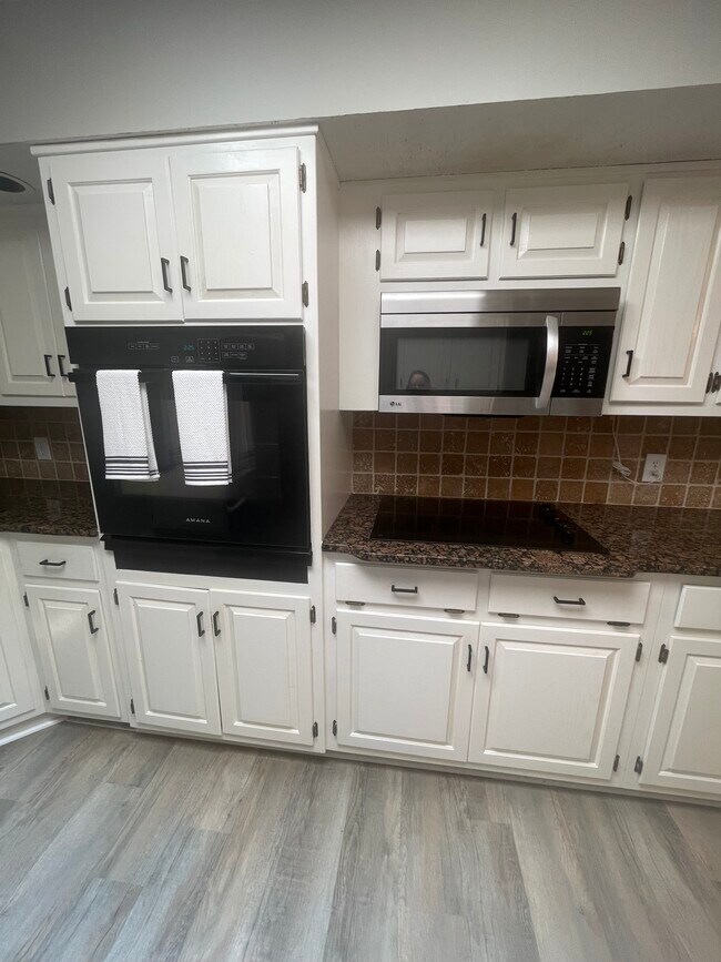 Building Photo - 750 Mimosa Dr