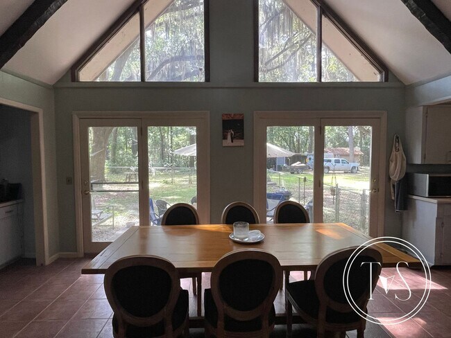 Building Photo - RATE DROP ALERT! (was $2800/month)