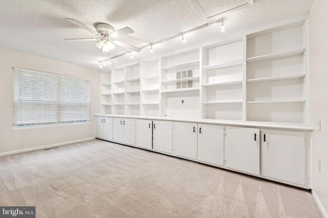 Building Photo - 507 Foxridge Dr SW