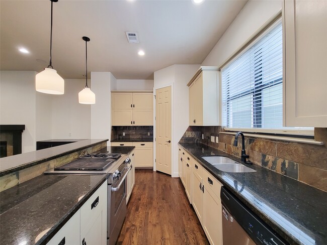 Building Photo - 1605 W 14th St