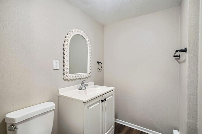 Building Photo - 707 Jenks Ave E