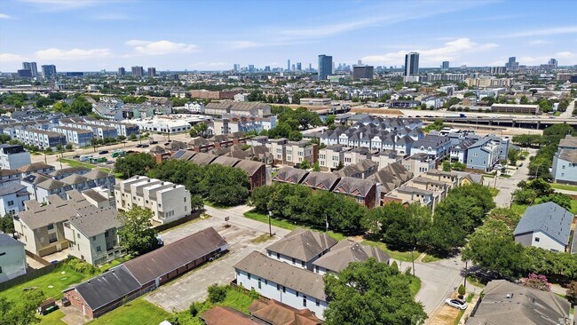 Building Photo - Awesome Two Story town home located in the heart of the city!