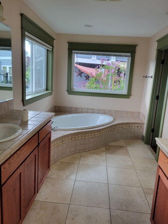 Building Photo - Immaculate 5 Bedroom West Salem Home With a View