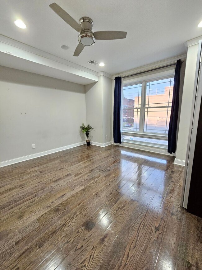 Building Photo - 742 Master St