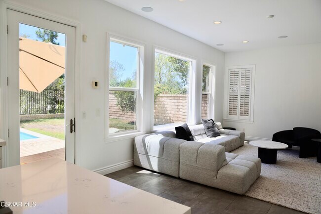 Building Photo - 6072 Mandeville Pl