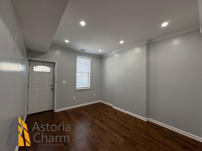 Building Photo - Updated 2 Bed Home with Backyard and Great...