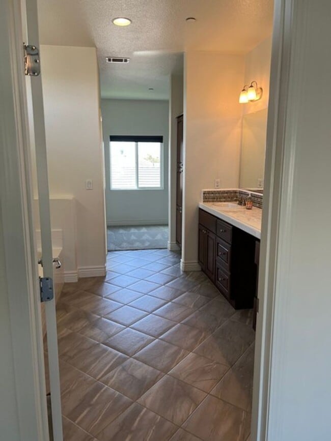 Building Photo - Like New Spacious Home in Gated Community