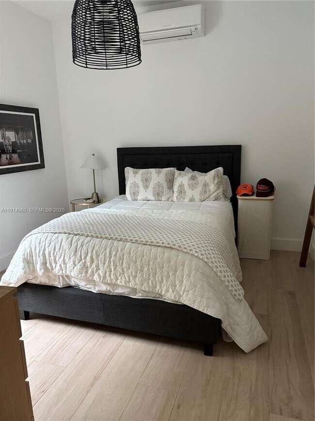 Building Photo - 159 Oakwood Ln