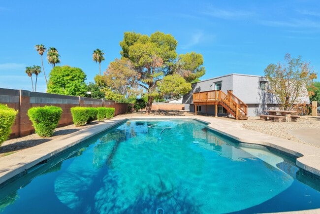 Building Photo - 1735 E La Jolla Dr