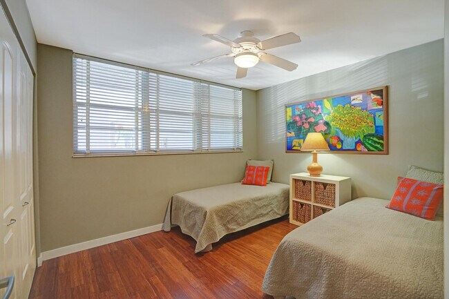 Building Photo - 1831 Sabal Palm Dr