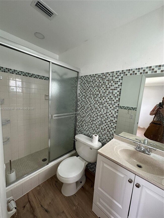 Building Photo - 2415 Lincoln St