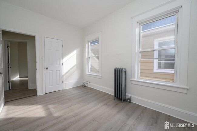 Building Photo - 377 Delavan St