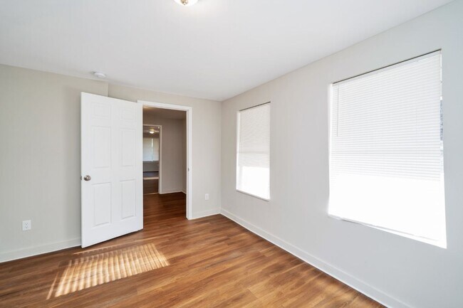 Building Photo - Southern Charm Meets Spacious Living – 5BR...