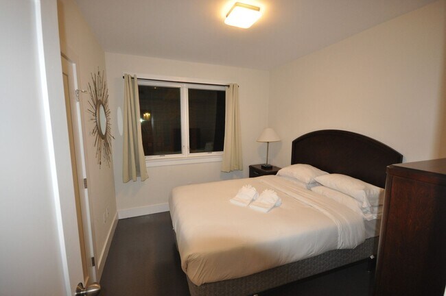 Building Photo - Amazing 3 bed 1.5 bath in the South End!!!