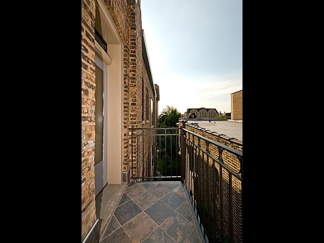 Building Photo - 5825 N Kenmore Ave
