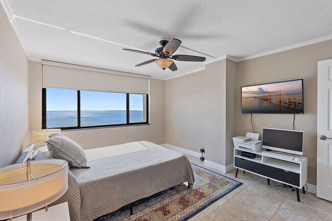 Building Photo - Spacious Waterfront 2/2 condo - Furn. or U...