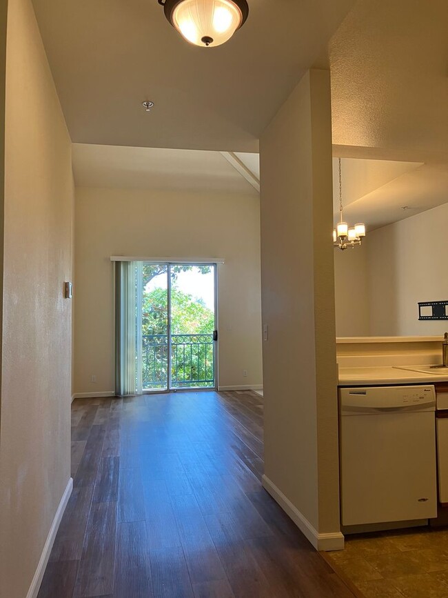 Building Photo - Updated 2 Bedroom, 2 Bath Condo in Gated C...