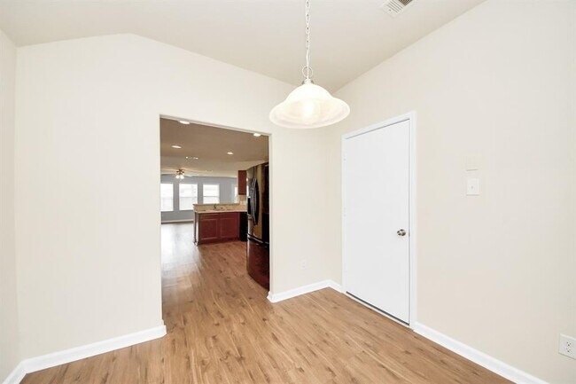 Building Photo - 9914 Swallow Dr