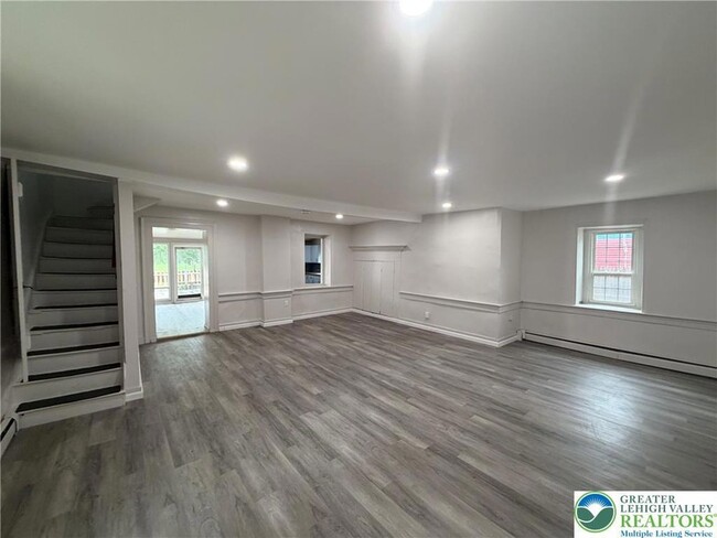 Building Photo - 1037 N 6th St Ext