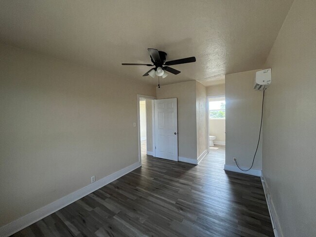 Building Photo - South Side Two Bedroom One Bath with Elect...