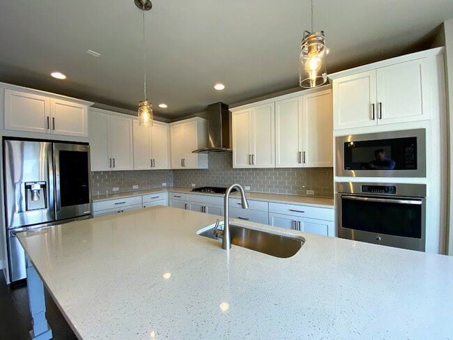 Building Photo - 5447 Valentia St