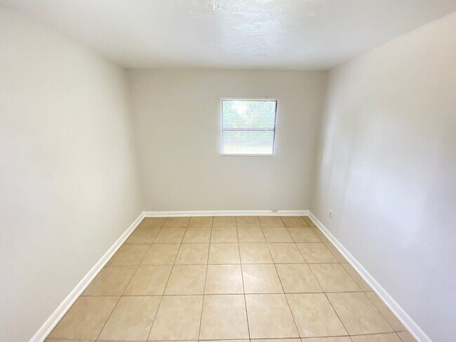 Building Photo - 601 Encino Way