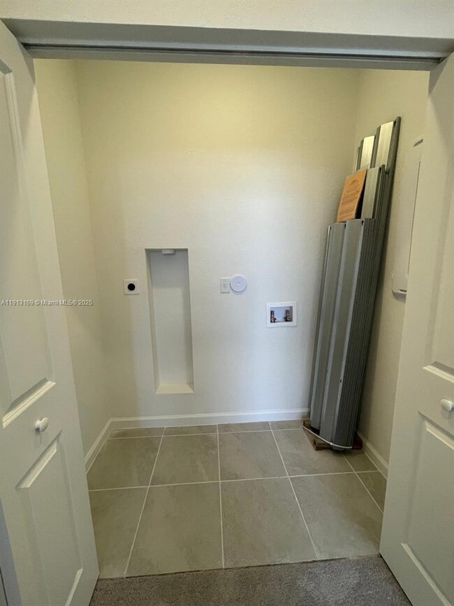 Building Photo - 1076 SE 2nd St