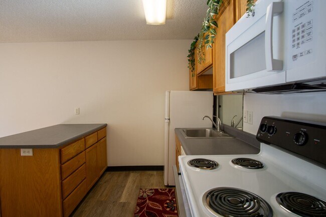 Building Photo - FREE RENT: Top Floor 1Bdr w/Modern Applian...