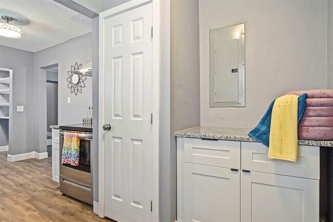 Building Photo - 1704 Cairo Ave