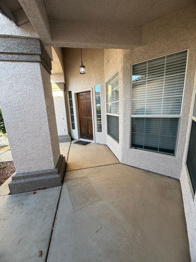 Building Photo - UPDATED BEAUTY IN GARDEN LAKES