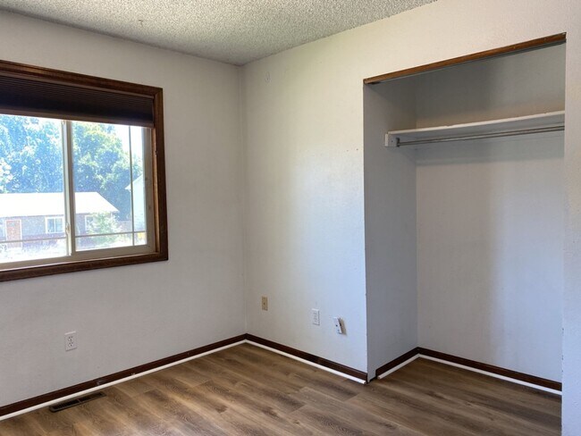 Building Photo - STUDENTS WELCOME! 4 Bed 3 Bath Home in West Ft Collins w/ Garage and Fenced Yard - Lawn Care Incl...