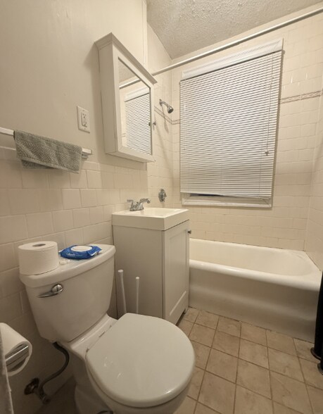 Building Photo - 394 Riverway